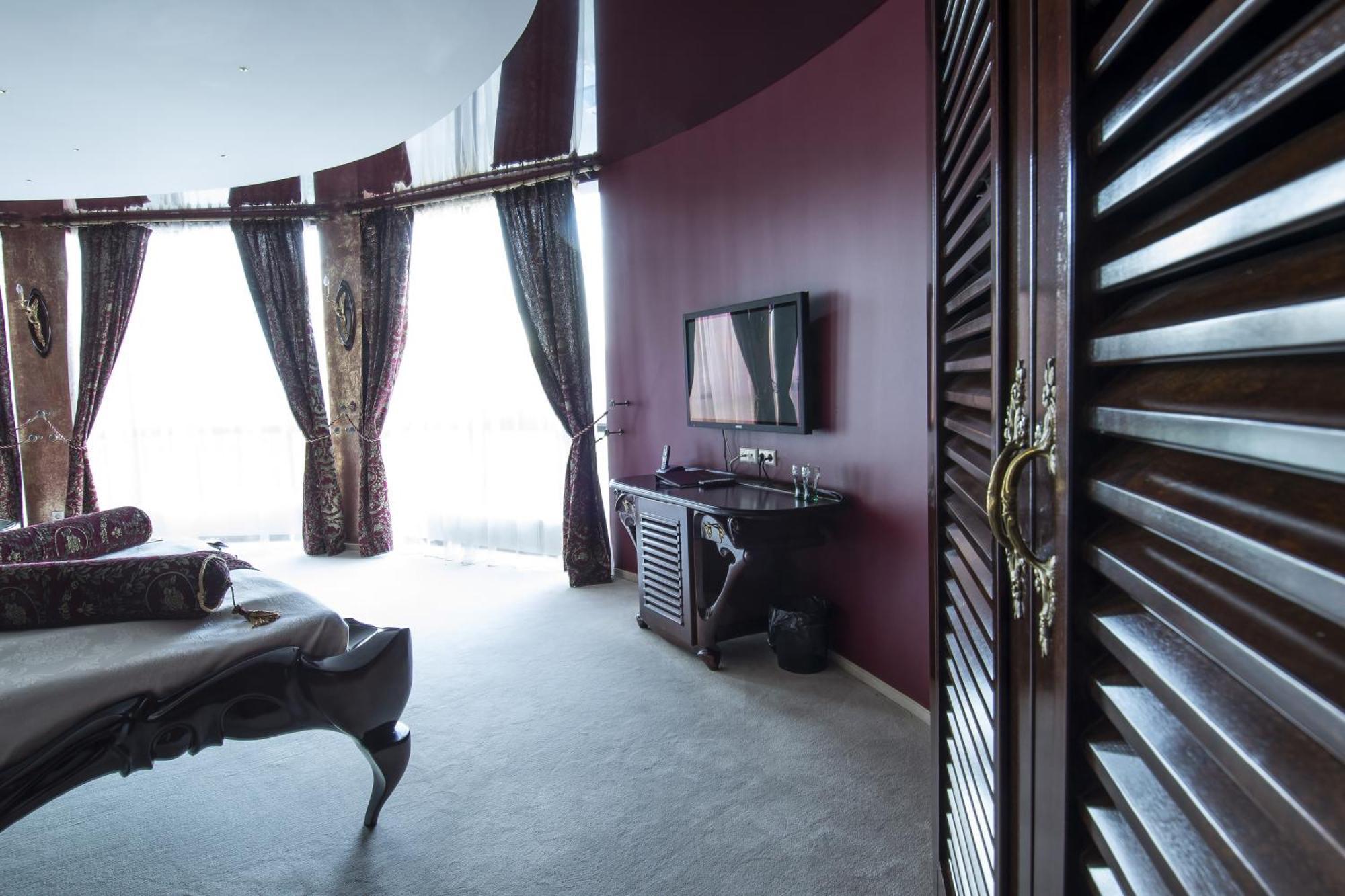 Port Hotel Adazi Bilik gambar